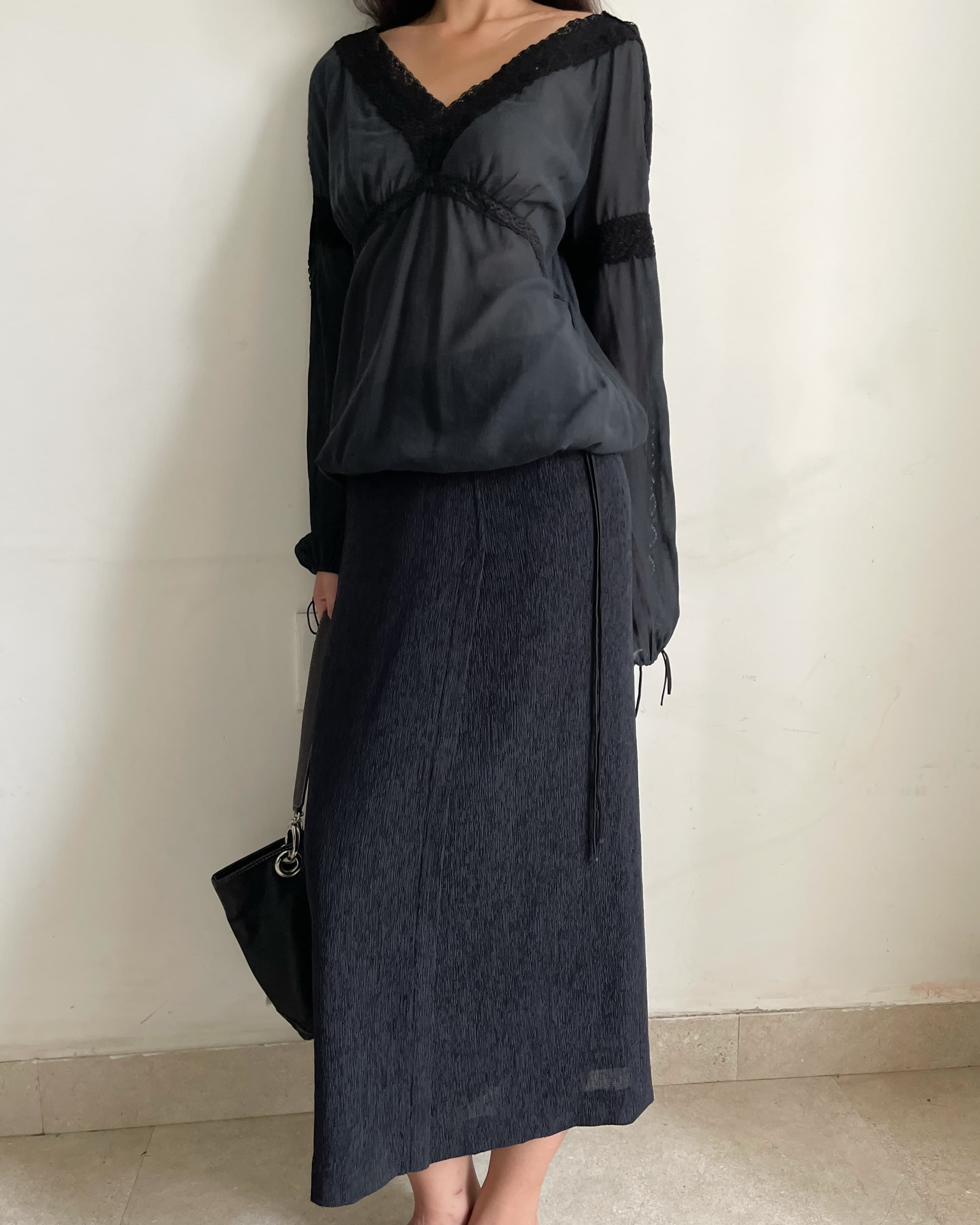 • Lace trim drawstring blouse 
Length 62 | Chest <92 | 🏷️365
• Skirt 
Length 75 | Waist 70~72 | 🏷️365

T072667
SK072629