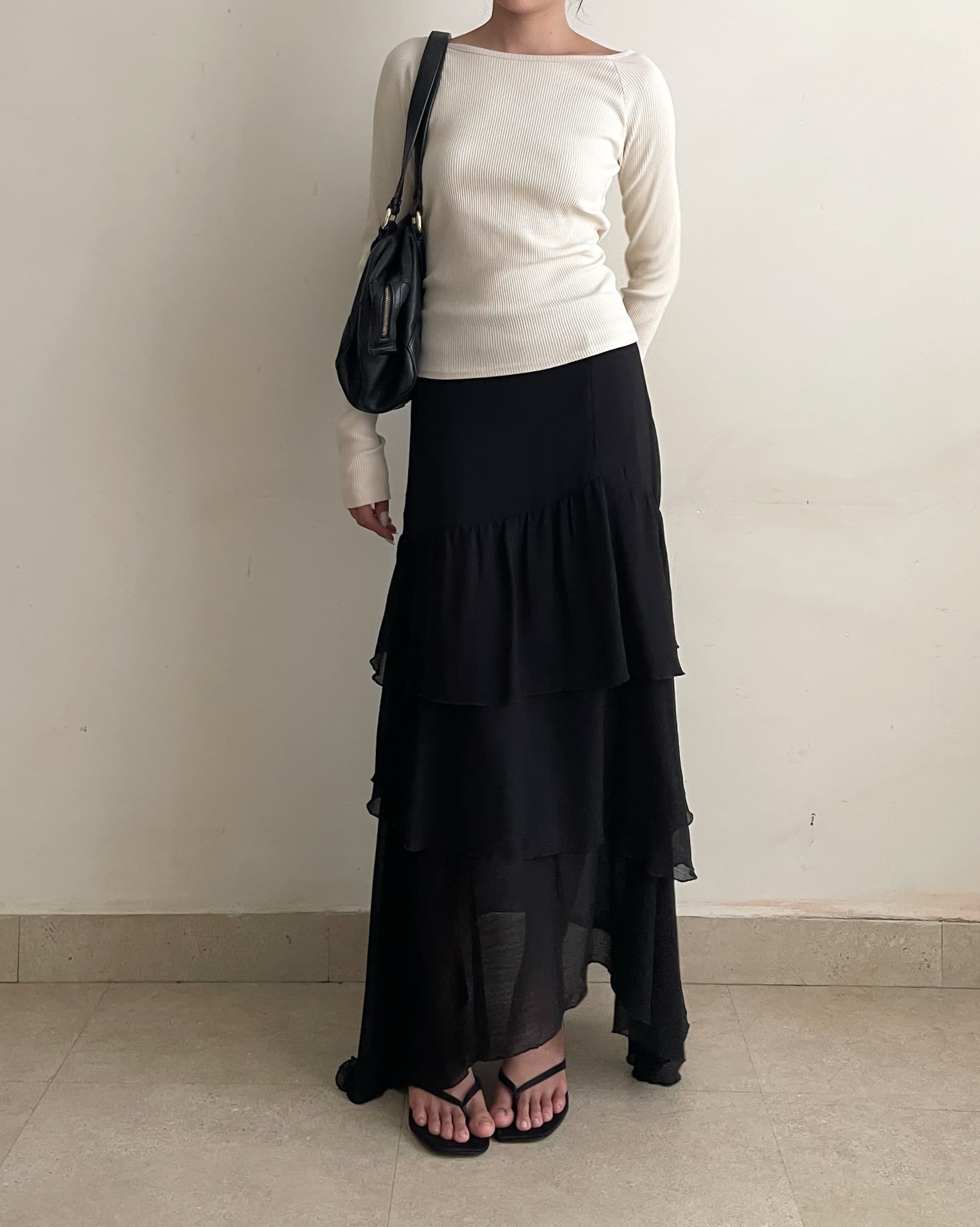 • Ribbed longsleeves 
Length 53 | Chest 70~85 | 🏷️335 SOLD
• Skirt 
Length 86/100 | Waist 68~75 | 🏷️395 SOLD

T092616
SK092610