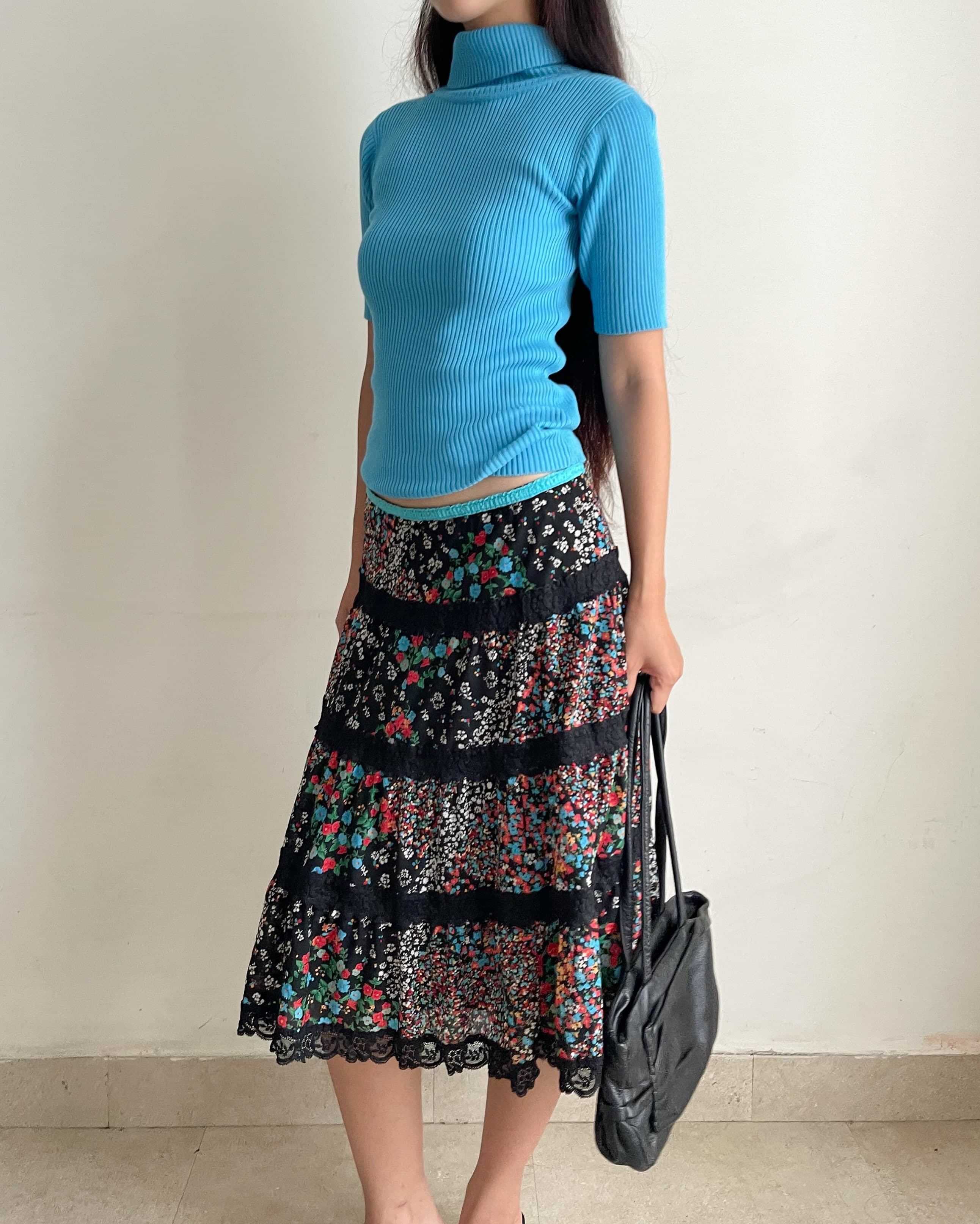 • Knit top 
Length 55 | Chest 70~80 | 🏷️350
• Floral lace trim skirt 
Length 57 | Waist 72~88 | 🏷️395

T072665
SK072634