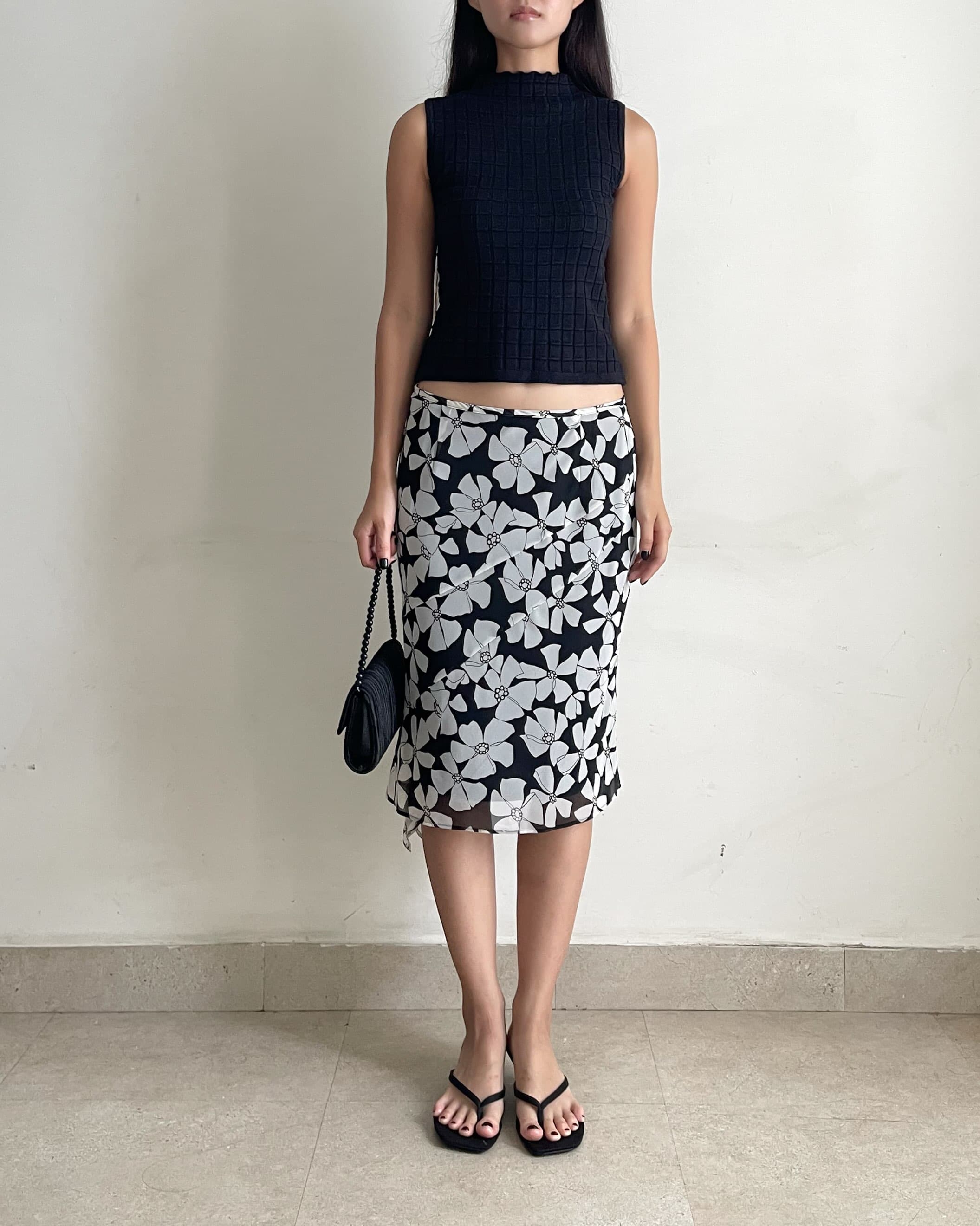 • Knit top 
Length 47 | Chest 70~80 | 🏷️285 SOLD
• Floral asymmetrical skirt 
Length 61 | Waist 72 | 🏷️385 SOLD

T072654
SK072623